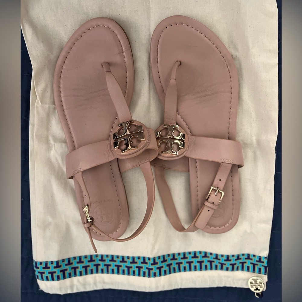 Tory Burch Cassia thong sandals with gold-tone logo accent  size 9 1/2